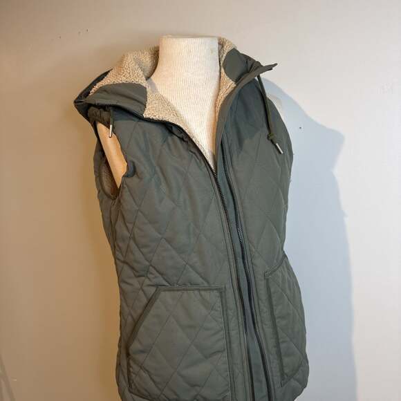 Eddie Bauer  Quilted Vest with Sherpa Lined Hood - Olive Green, Size M‎ - Picture 1 of 4